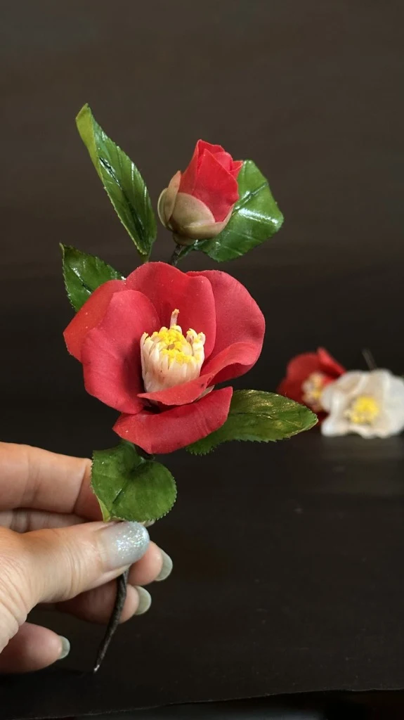 手のひらに収まる砂糖のヤブツバキ作品サンプル